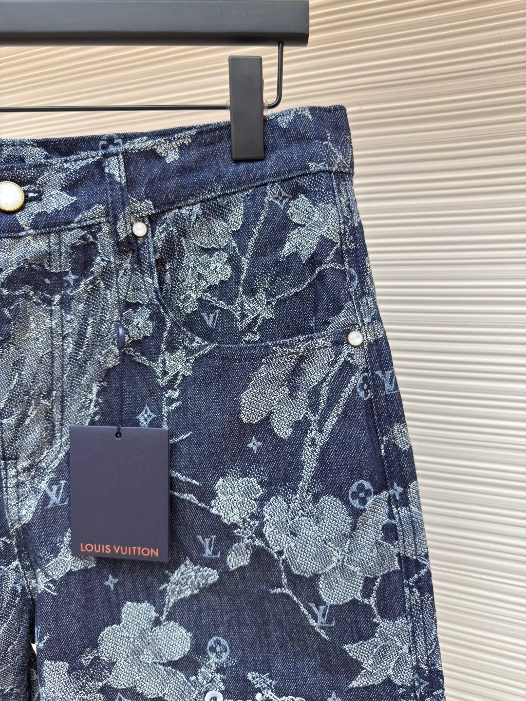 LOUIS VUITTON floral embroidered letter shorts ●Authentic product: Purchased and developed by 14299 ●Item number: 1680179-B15 ●Fabric: denim fabric ●Technology: jacquard production ●Version: fitted version ●Weight: about 540 grams ●Size: 30-32-34-36 ●Description: Made of customized cotton jacquard denim fabric, 100% cotton imported yarn, decorated with floral and surf pattern designs throughout, Monogram pattern is depicted on it, the jacquard is integrated with the fabric, and the placket is molded with customized pearlescent buttons with LV letter logo, truly 1:1 copy. The overall wiring is straight and delicate, the fabric is comfortable and soft, and the color is consistent without color difference. It can be matched with the same style to create a fashionable look and control various occasions. Customized accessories, complete with three standards, same style for men and women!